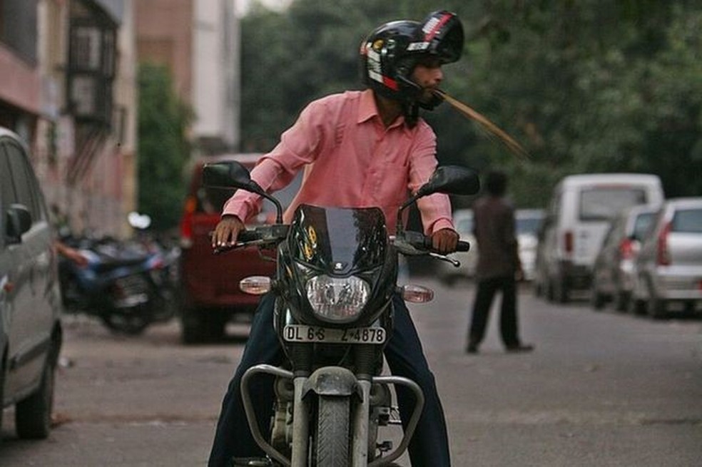 É comum ver homens cuspindo ervas mastigáveis nas ruas de cidades indianas — Foto: Getty Images/Via BBC