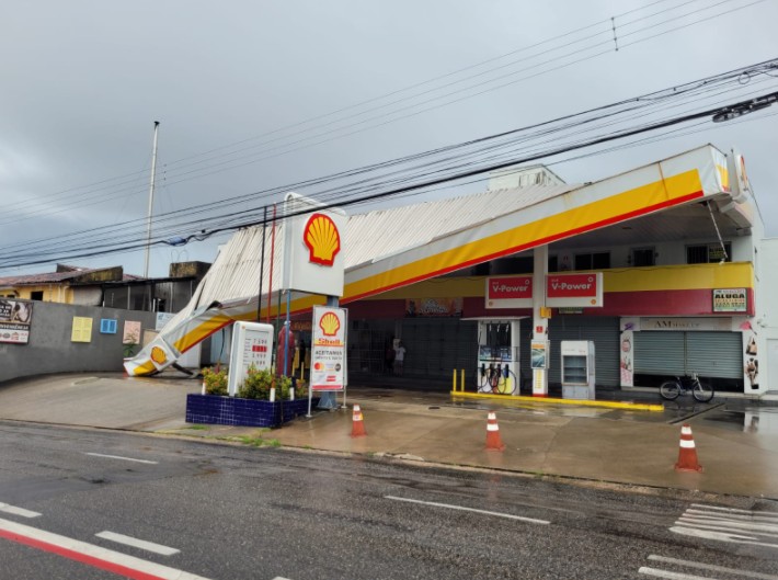Cobertura de posto de combustível desaba durante forte chuva em Fortaleza 