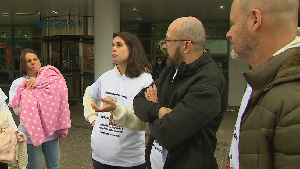 Família de paciente aguarda em frente a hospital em Porto Alegre — Foto: Reprodução/RBS TV