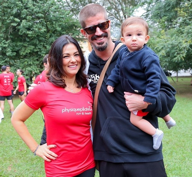 Suzana Alvez com o marido, Flávio Saretta, e o filho do casal — Foto: Instagram