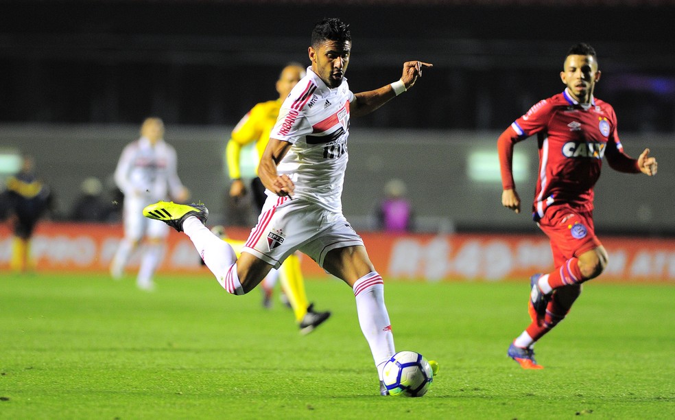 Tr�llez na partida contra o Bahia (Foto: Marcos Ribolli)