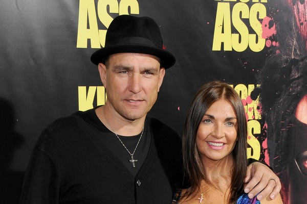 Vinnie Jones com a esposa Tanya no lançamento de 'Kickass' (2010) (Foto: Getty Images)
