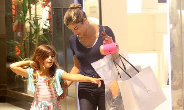 Grazi curte dia de compras com a filha (Foto: Daniel Delmiro/AgNews)