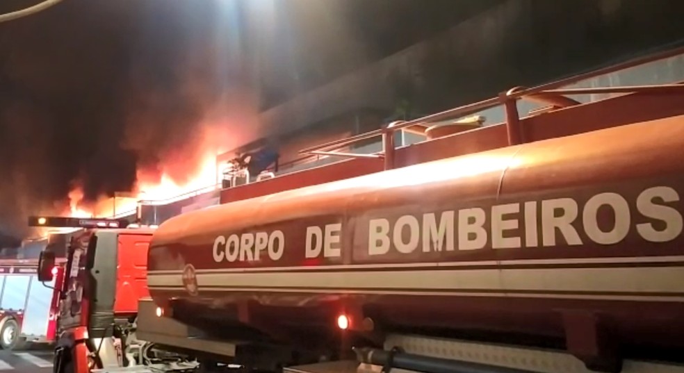 Corpo de Bombeiros combatendo incêndio em Rio Preto — Foto: Arquivo Pessoal 