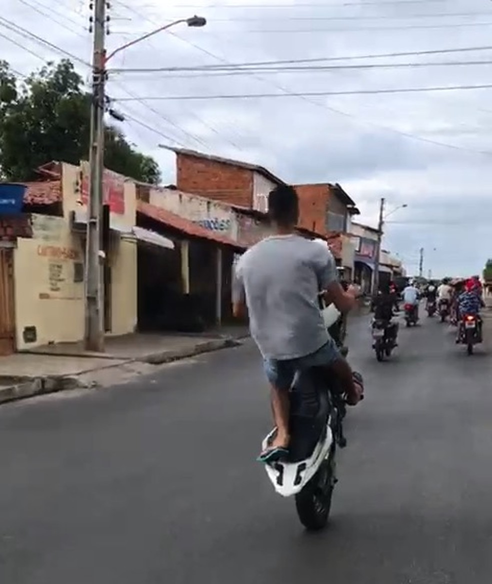 Motociclistas sem capacetes fazem manobras arriscadas e intimidam agentes; veja vídeo | Piauí | G1