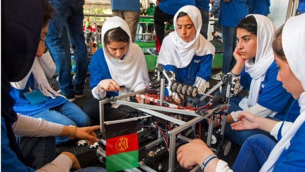 BBC- Em 2017, as meninas formaram a primeira equipe afegã a entrar no famoso Campeonato Internacional de Robótica (Foto: Getty Images via BBC News)
