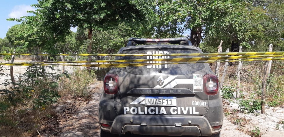 Equipes das polícias militar e civil investigam o caso. Ninguém foi preso.  — Foto: Leábem Monteiro/Sistema Verdes Mares
