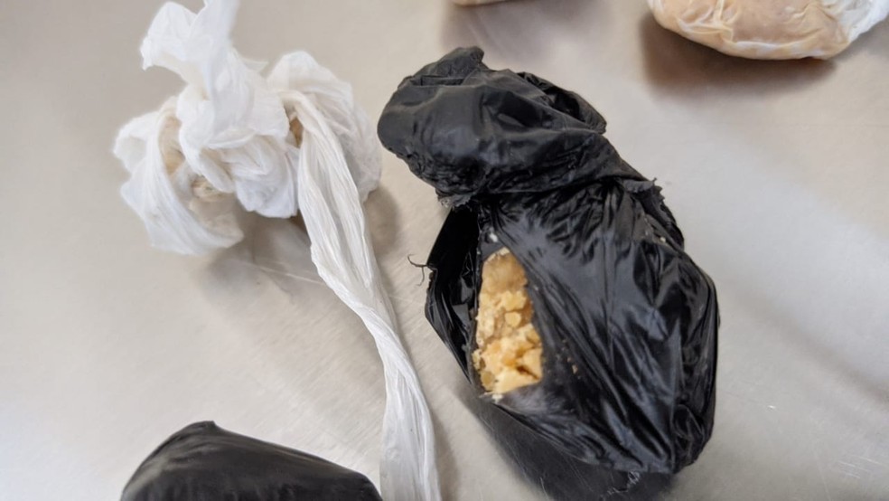 Polícia Militar localizou porções de crack com um dos adolescentes — Foto: Polícia Militar