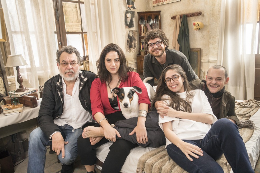 Paulo (Emilio Dantas), Cabral (Matheus Nachtergaele) e Laura (Martha Nowil ) com a diretora artística Patricia Pedrosa e o roteirista Jorge Furtado — Foto: Globo/João Miguel Júnior