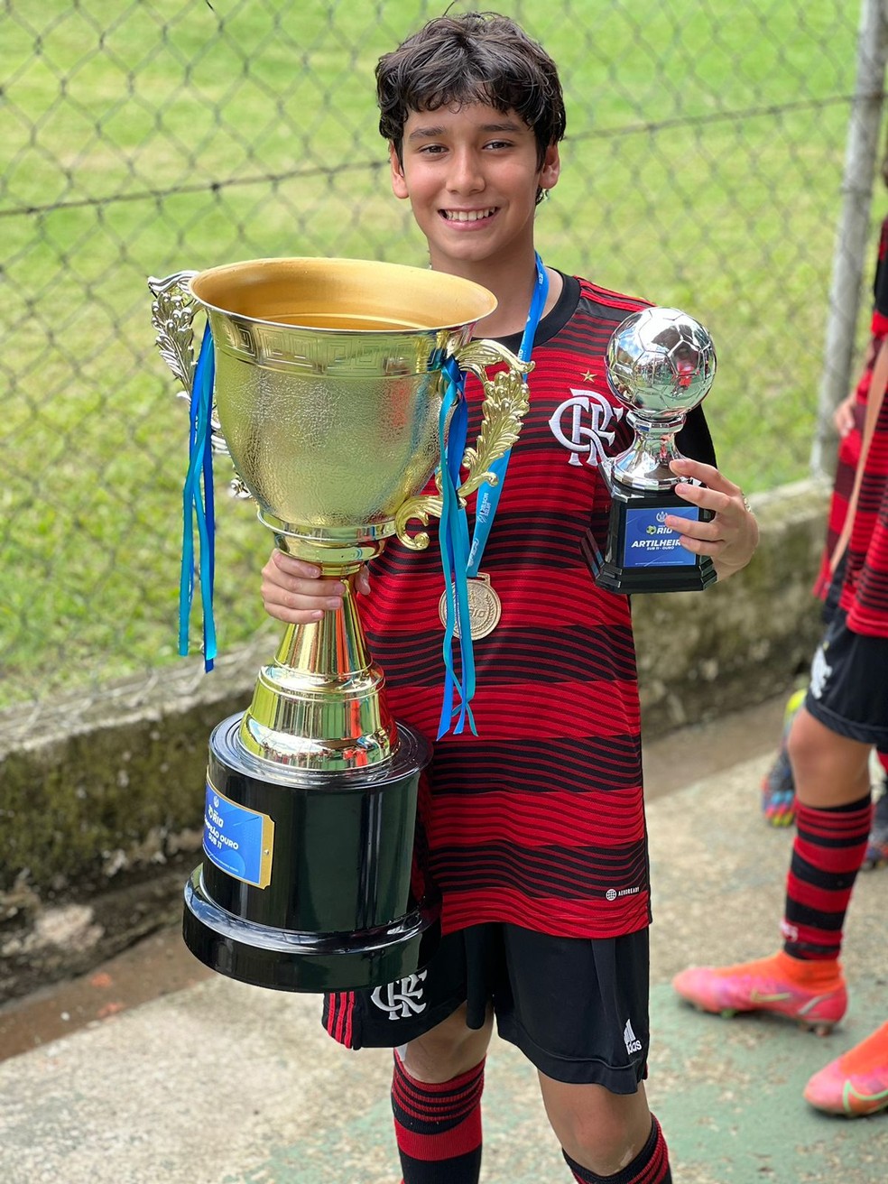 Matheus exibe a taça de campeão metropolitano e o troféu de artilheiro da competição — Foto: Arquivo Pessoal