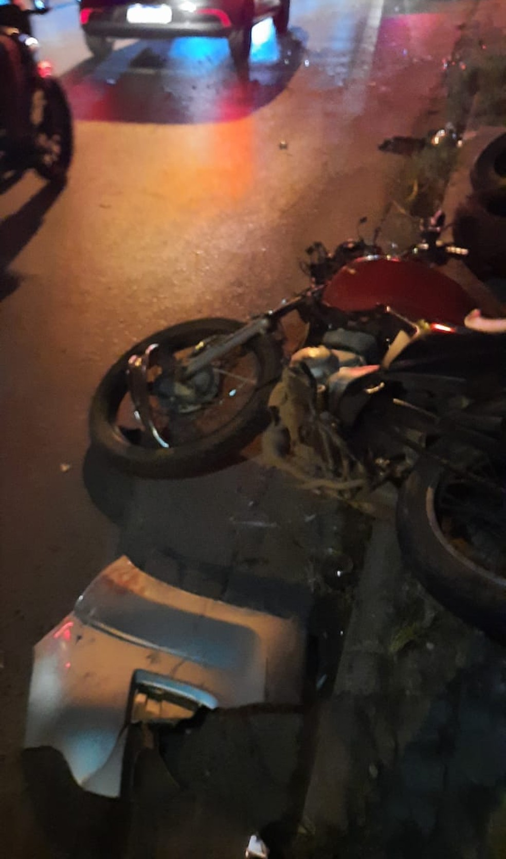 Motociclista ficou ferido e foi socorrido — Foto: Divulgação