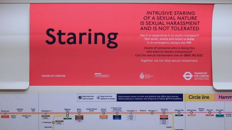 'Olhar fixamente de maneira invasiva e sexual é assédio sexual e não é tolerável', diz o cartaz no metrô de Londres (Foto: Getty Images via BBC News)