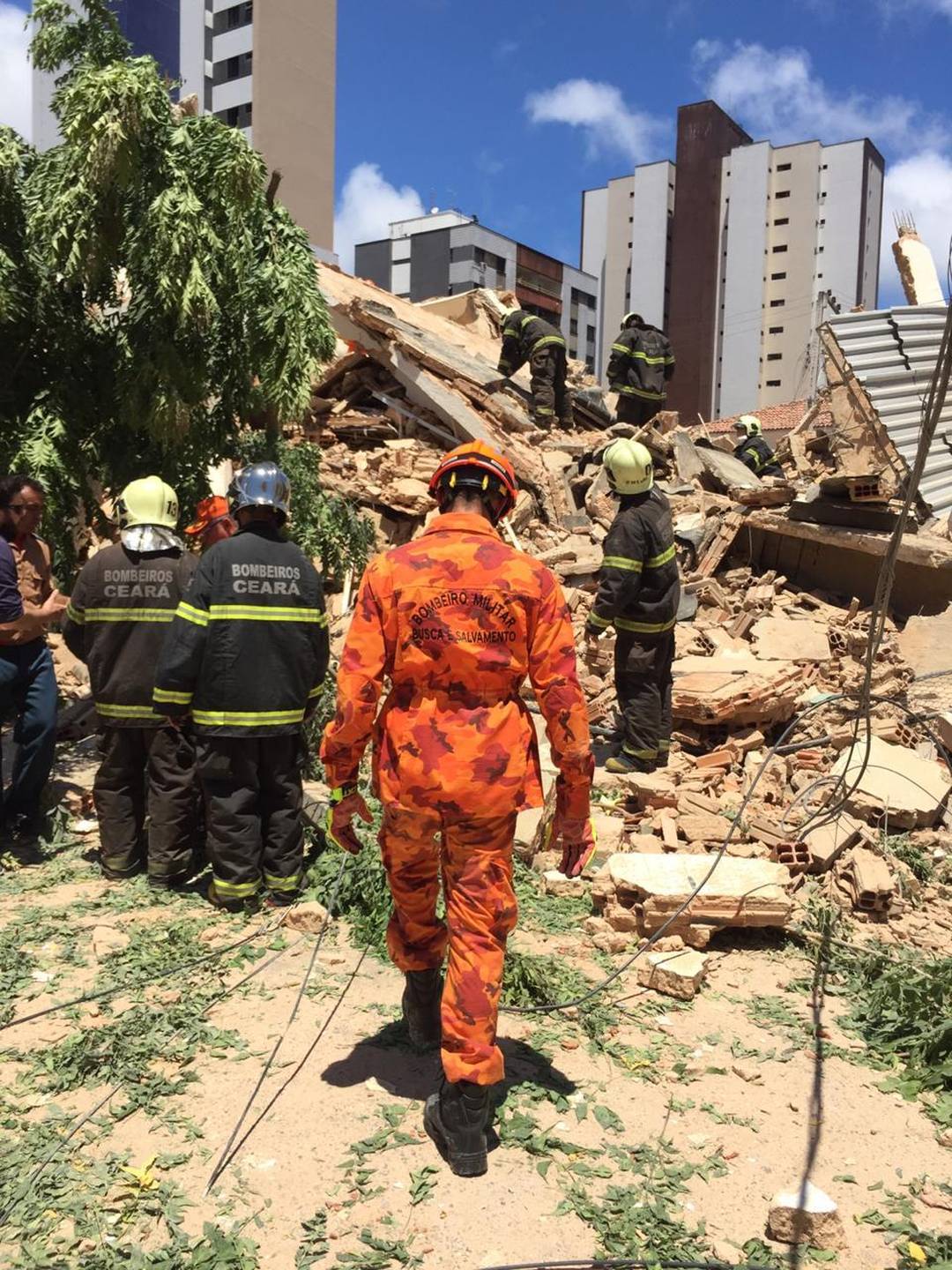 Bombeiros mantêm trabalho de resgate no prédio desabado em Fortaleza