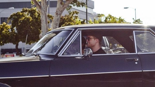 Astro de "Batman", Robert Pattinson curte Porsche, sedã clássico e Silverado de R$ 12 mil
