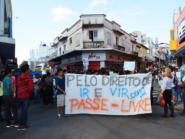 Estudantes saem novamente às ruas por redução da passagem de ônibus (Foto: Samantha Silva / G1)