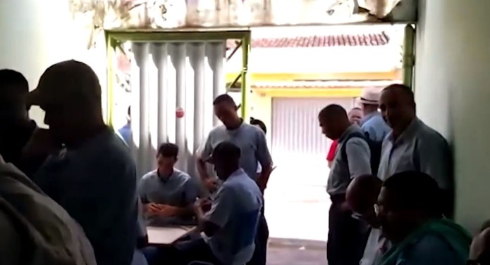 Categoria reivindica reajuste salarial de 10% no salário e 10% nos ticket-alimentação, além do resgate salarial. — Foto: Reprodução / TV Subaé