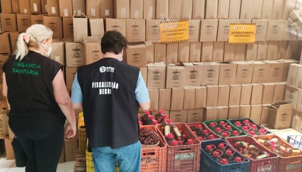 10 mil litros de cajuína, 300 de cachaça e 50 de mel foram apreendidos durante operação contra comércio irregular, na Grande Fortaleza. — Foto: MPCE/Reprodução