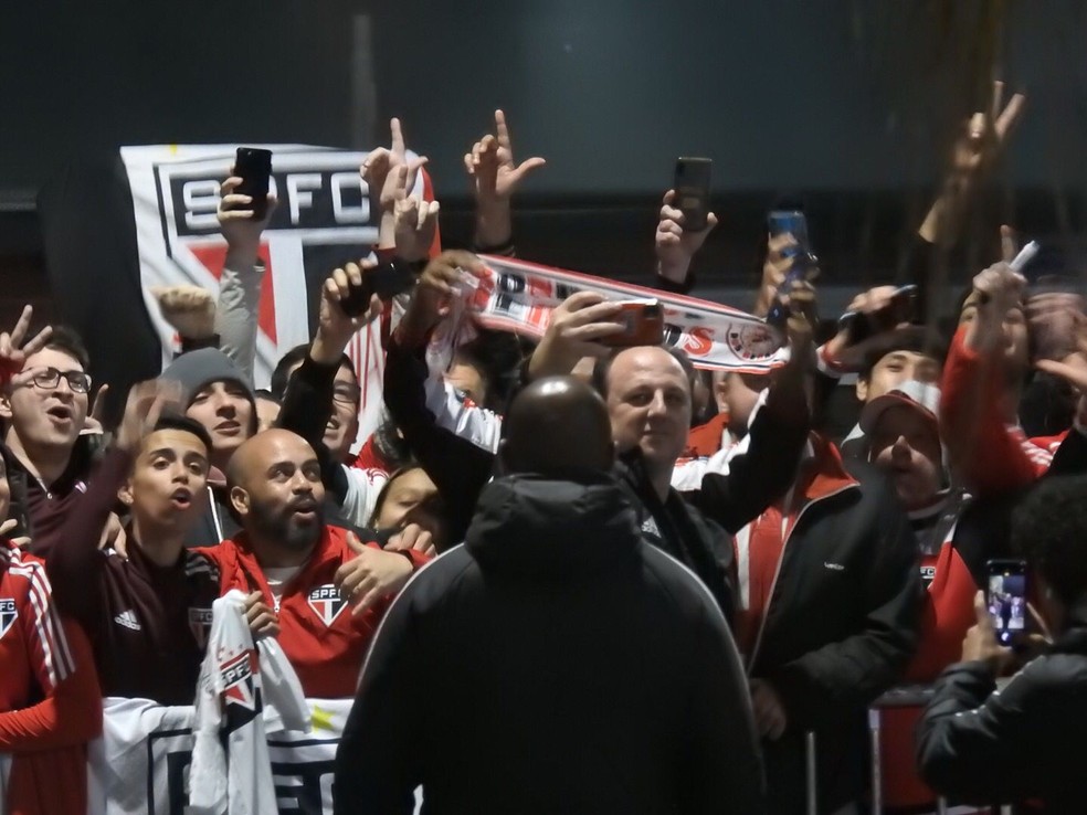Rogério Ceni com torcedores do São Paulo em Córdoba — Foto: Eduardo Rodrigues