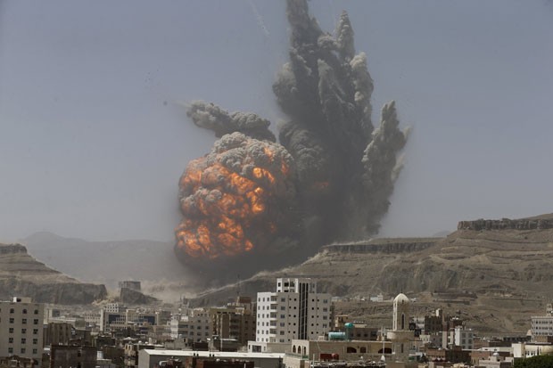 Explosão é vista após depósito de armas ser atingido por bombardeio nesta segunda-feira (20) em Sanaa (Foto: Khaled Abdullah/Reuters)