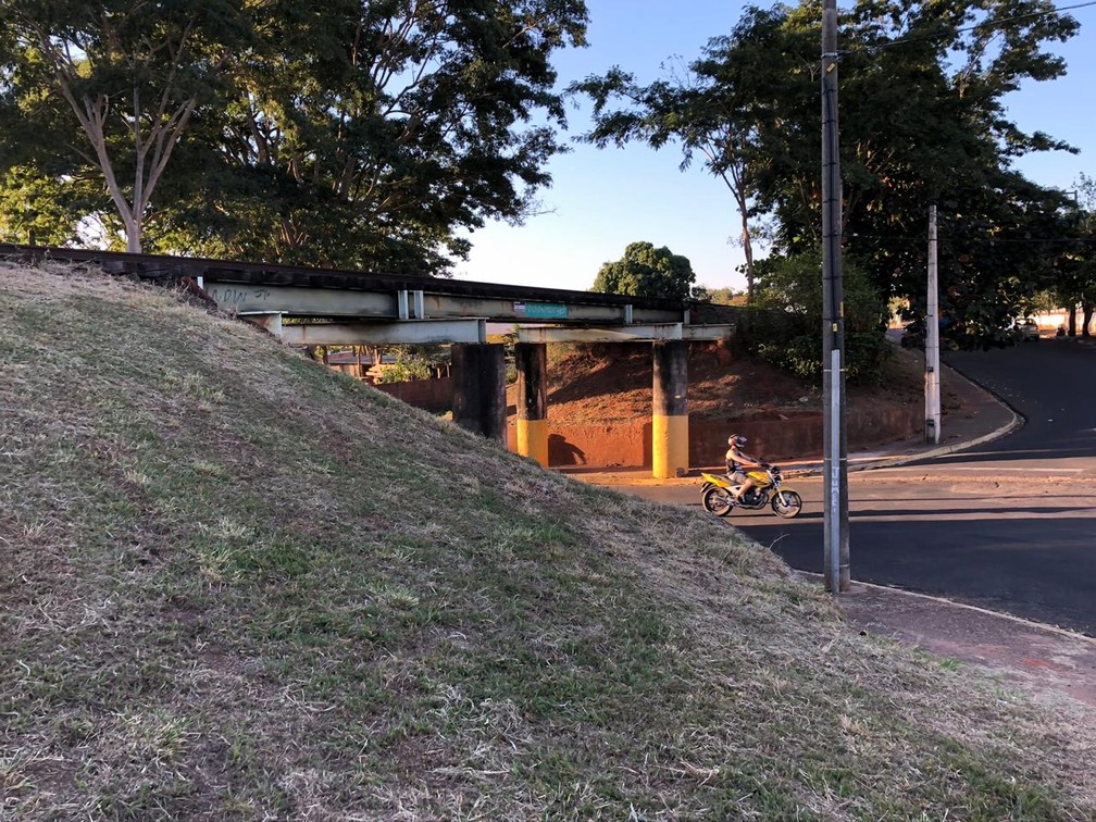 Ferrovia está abandonada na região de Presidente Prudente — Foto: Luís Augusto Pires Batista/TV Fronteira