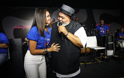 Jorge Aragão recebe filha no palco do Camarote Quem O Globo