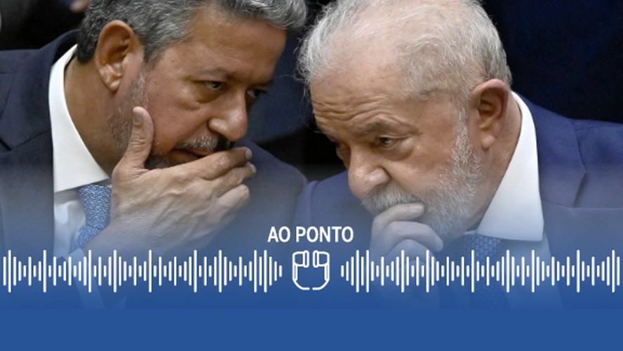 Presidente da Câmara, Arthur Lira (E), conversa com o presidente Luiz Inácio Lula da Silva durante a cerimônia de posse, no dia 1º de janeiro