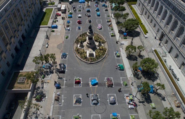 SAN FRANCISCO, CA - MAY 19: A sanctioned and fenced-in homeless encampment is seen from this aerial view across from City Hall along Fulton Street between Hyde and Larkin Streets in San Francisco, Calif., on Tuesday, May 19, 2020. The camp has socially-di (Foto: MediaNews Group via Getty Images)