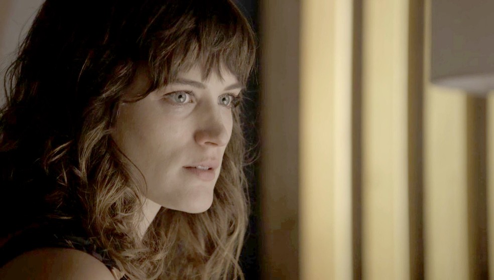 Clara fica tocada com as palavras de Gael (Foto: TV Globo)