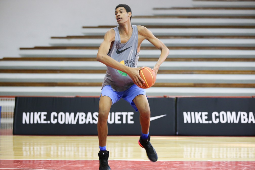Vinícius Lúcio pode chegar a 2,17m de altura (Foto: Caio Casagrande/LNB)
