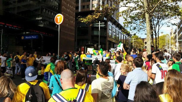 Brasileiros protestam contra o governo Dilma em Sydney, na Austrália (Foto: Luciana Garcia Otto/VC no G1)