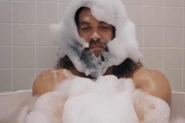 Jason Momoa tomando banho de espuma (Foto: Instagram)
