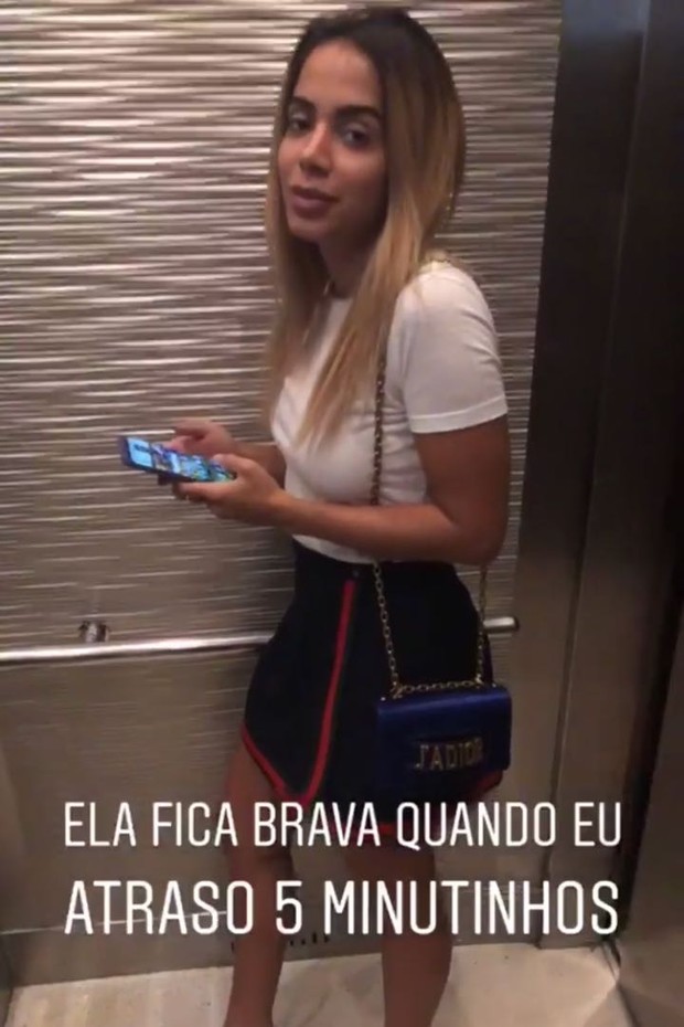 Anitta fica brava com Thiago Magalhães após ele se atrasar (Foto: Reprodução/Instagram)