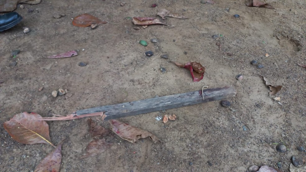 Pedaço de madeira encontrado no local do crime em Jaru — Foto: Reprodução/PC-RO