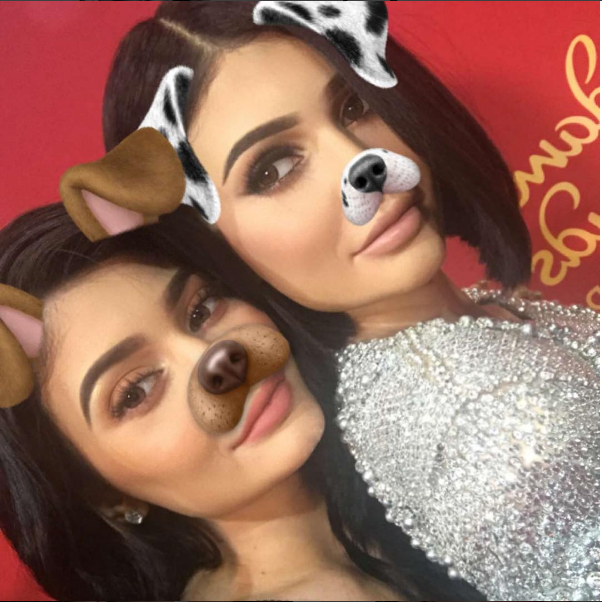 Kylie Jenner com sua boneca de cera (Foto: Reprodução/Instagram)