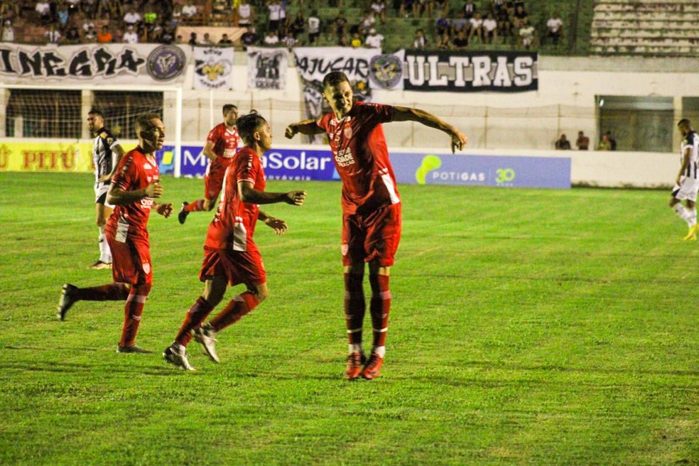 Robert comemora primeiro gol do Potiguar — Foto: Marcelo Diaz/ACDP