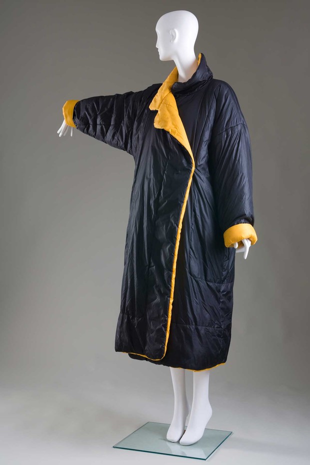 Norma Kamali's "Sleeping Bag Coat", circa 1977, versions of which are still in production. Gift of Linda Tain (Foto: © THE MUSEUM AT FIT)