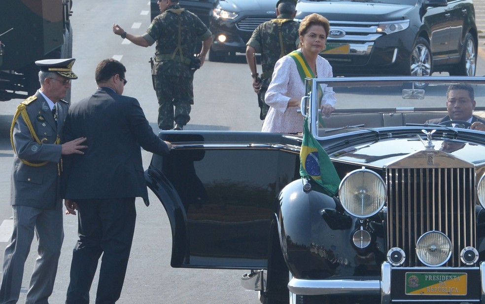 Imagem mostra a ex-presidente Dilma Rousseff durante o desfile de 7 de setembro em 2015, no Rolls Royce (Foto: Valter Campanato/Agência Brasil)