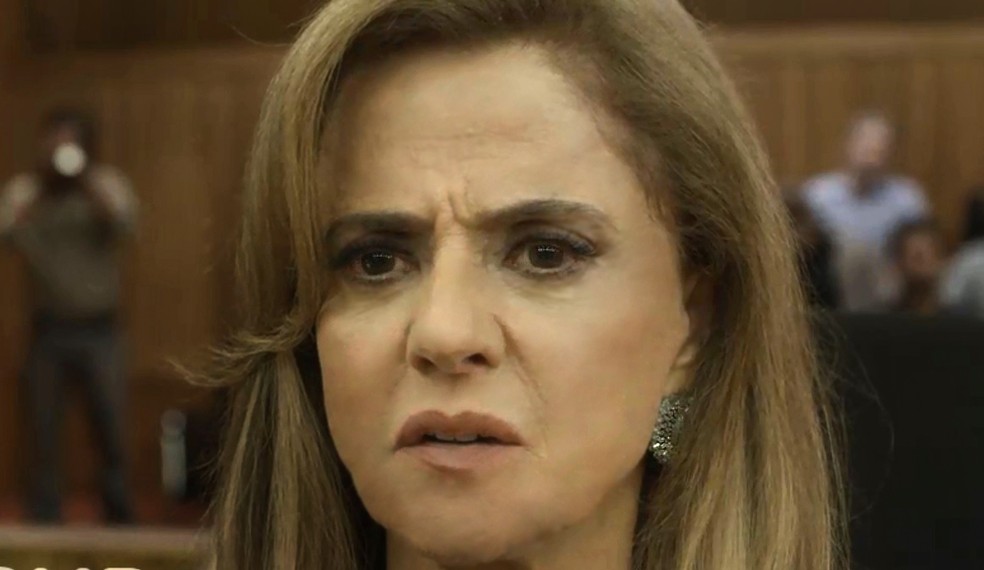 Sophia fica impactada durante julgamento (Foto: TV Globo)