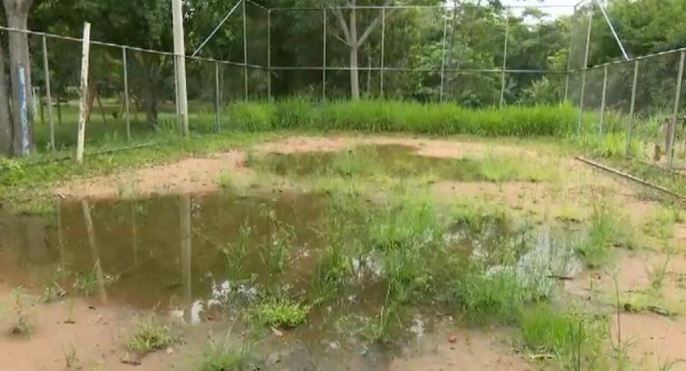 Quadra esportiva também foi abandonada e moradores reclamam (Foto: Reprodução/Rede Amazônica Acre)