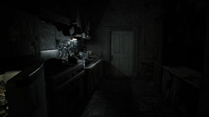 Uma das cozinhas da mansão de Resident Evil 7 parece conectada à sala de jantar da família Baker (Foto: Reprodução/Rely on Horror)