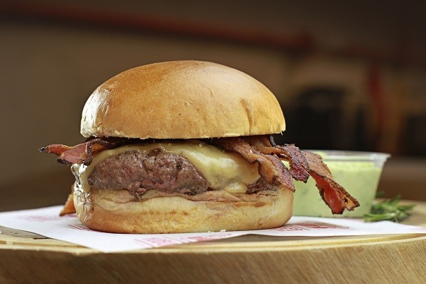 Receita de hambúrguer caseiro leva bacon e maionese especial  (Foto: Divulgação)
