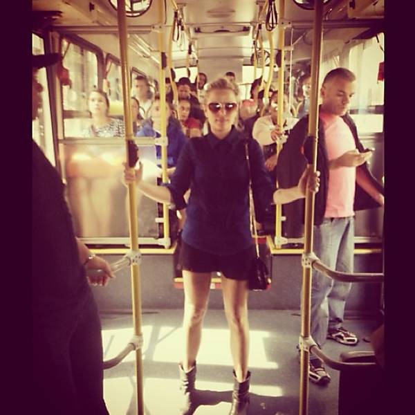 Nathália Rodrigues faz questão de mostrar que anda de ônibus (Foto: reprodução/Instagram)