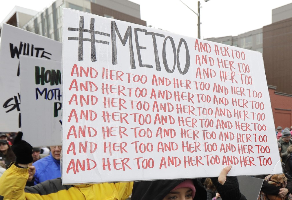 A foto, de janeiro de 2018, uma manifestante segura uma placa do movimento #Metoo durante a Marcha das Mulheres em Seattle, nos Estados Unidos. â€” Foto: Ted S. Warren/AP