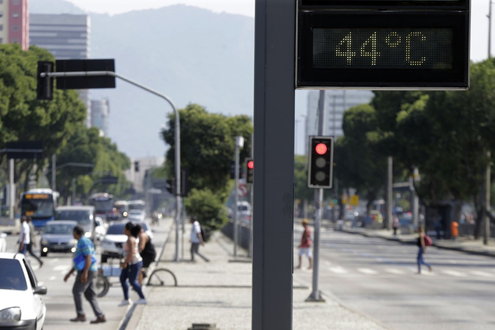 No centro do Rio de Janeiro, termômetros marcam 44 graus. — Foto: Domingos Peixoto/Agência O Globo