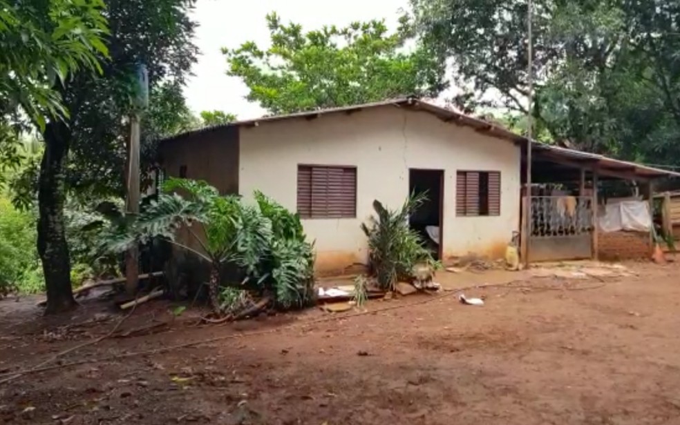 Casa onde caseiro Wanderson Mota teria matado a mulher grávida e a enteada em Corumbá de Goiás — Foto: Jhonathan Moreira/TV Anhanguera