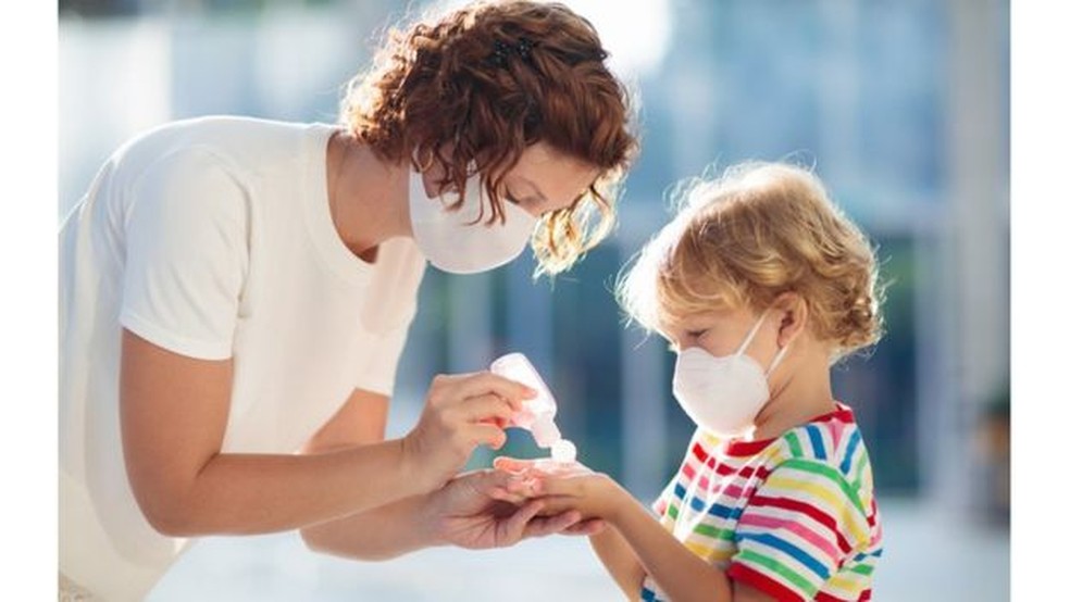 Crianças não estão imunes ao vírus e há casos graves relatados, mas em geral seu sistema imune responde de modo diferente à covid-19, segundo as evidências iniciais — Foto: Getty Images via BBC