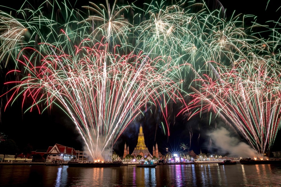 Queima de fogos de artifício sobre o templo budista Wat Arun no rio Chao Phraya no réveillon 2023 em Bangkok, na Tailândia