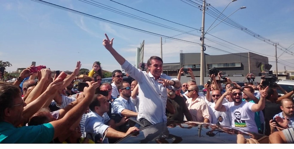 Jair Bolsonaro é recepcionado por apoiadores ao chegar a São José do Rio Preto para cumprir agenda eleitoral (Foto: G1 São José do Rio Preto)