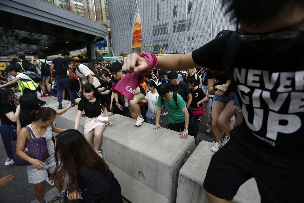 Manifestantes foram às ruas neste domingo (7) em Hong Kong — Foto: Andy Wong / Associated Press