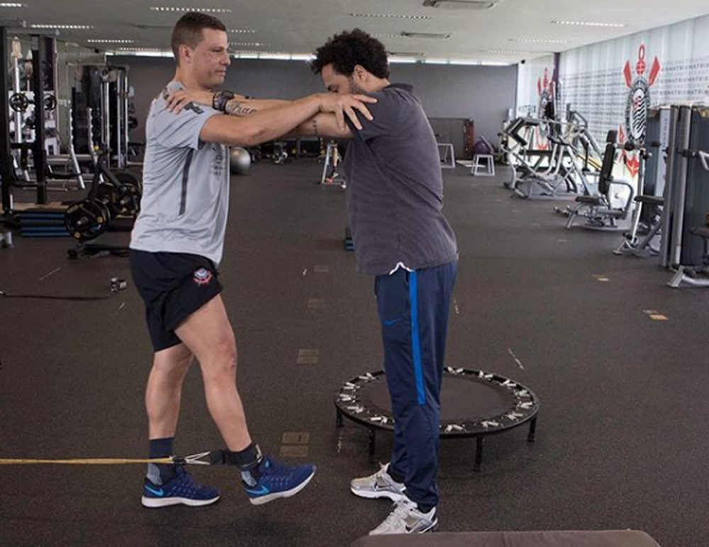 Atacante usa CT do Corinthians para se recuperar de cirurgia